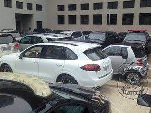 Polícia apreende 7 carros, piano e R$ 90 mil na casa de Eike