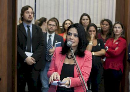 Deputada Grazielle cobra a falta de merenda nas escolas estaduais