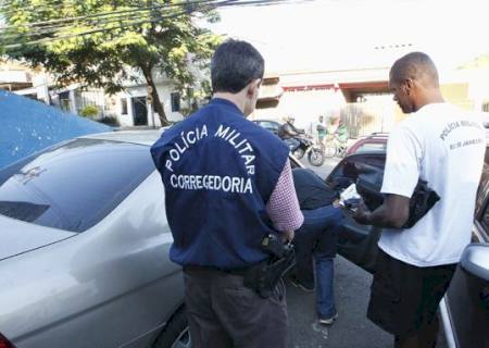 PM do Rio expulsa 43 policiais por cobrança de propina