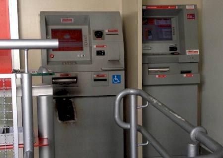 Bandidos usam maçarico para furtar caixa eletrônico