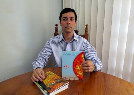 Escritor lança último volume de série que retrata o cotidiano humano