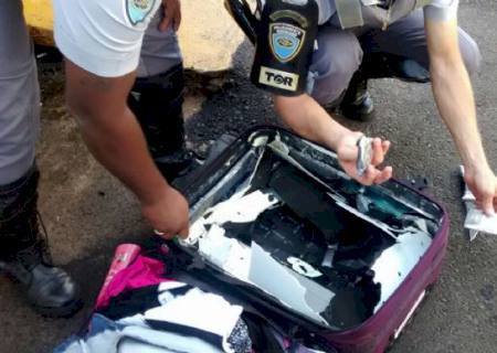 Estrangeiros são presos com cocaína escondida em malas
