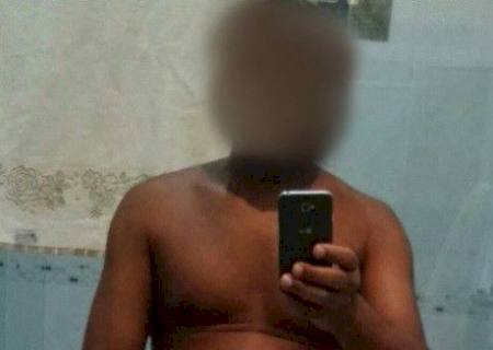 Foto de padre nu vaza e religioso é afastado