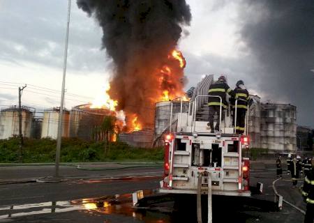 Mais um tanque é atingido por incêndio e governo instala gabinete de crise