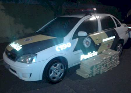 PMR localiza 81 tabletes de maconha em carro