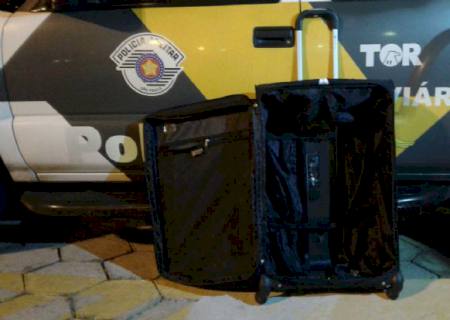 Haxixe é localizado em fundo falso de mala