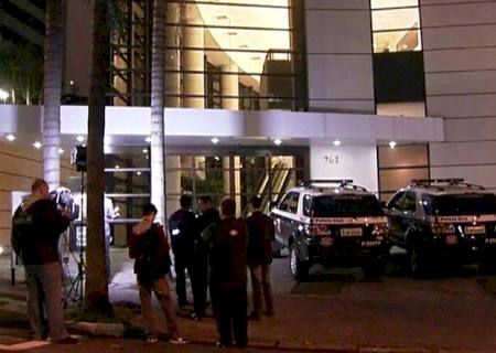 Empresário é achado morto e algemado em quarto de hotel de luxo
