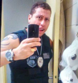 Traficante que fazia ''selfies'' vestido de policial é preso dentro de casa noturna
