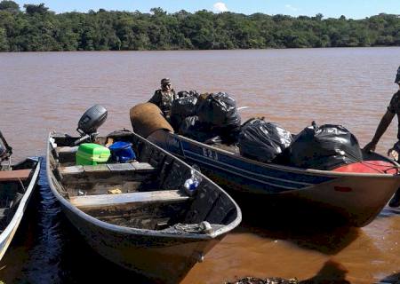 Meia caçamba de lixo é retirada do rio Pardo em Ribas do Rio Pardo