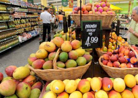 Intenção de consumo das famílias volta a cair na Capital