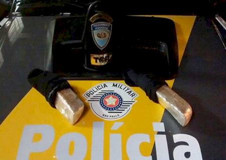 Jovem é preso com RG falso e drogas em ônibus