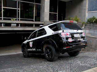 Pai vai comprar drogas e esquece filha no carro