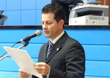 Renato intercede a favor de Amandina e Dourados