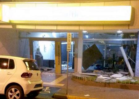 Bandidos fazem reféns e explodem caixas eletrônicos