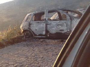 Criminosos colocam fogo em carros de PMs