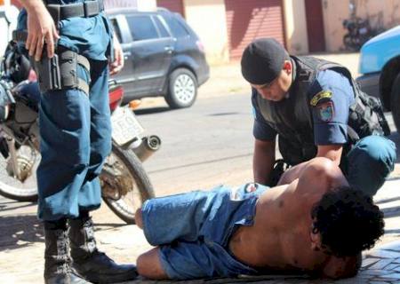 Populares amarram e tentam linchar ladrão