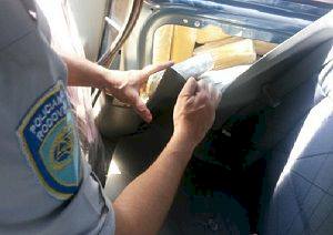 Homem é preso com maconha em veículo