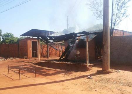 Salão é destruído pelo fogo em Casa Verde