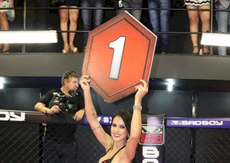 De Ring Girl, Dai Macedo exibe Bumbum perfeito em evento de luta