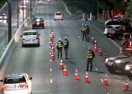Embriagado, rapaz chama policiais para um ''racha''