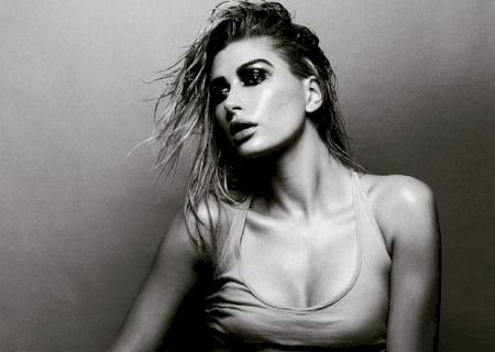 Hailey Baldwin posta foto sensual e provoca na pose: ''Desculpa, mãe''