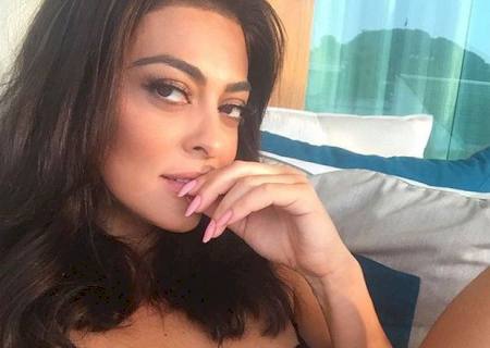 Juliana Paes posa de lingerie: ''Selfie enquanto eles dormem''