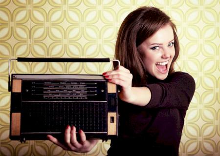 Jovens brasileiros estão deixando de ouvir rádio, diz pesquisa