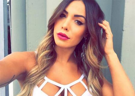 ''Não acredito que mostrar meus peitos seja novidade'', diz a panicat Aline Mineiro