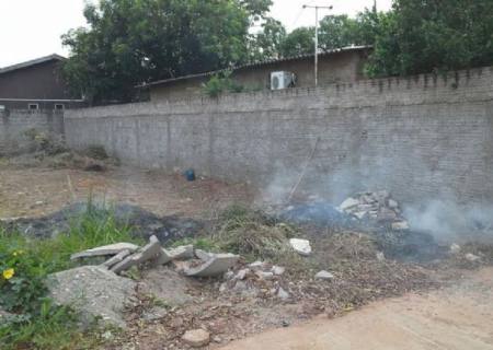 PMA autua infrator por realizar incêndio em terreno baldio