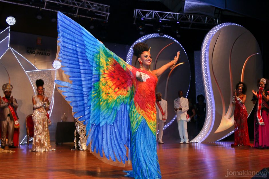 Dai Macedo participa como jurada da corte do carnaval em SP