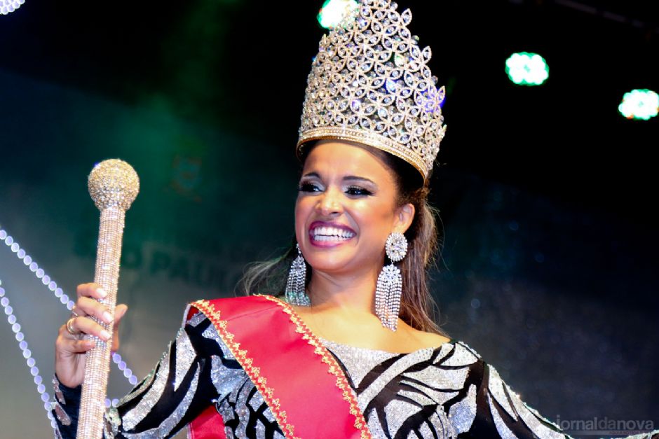 Dai Macedo participa como jurada da corte do carnaval em SP