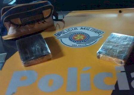 Homem é preso com dois tabletes de cocaína