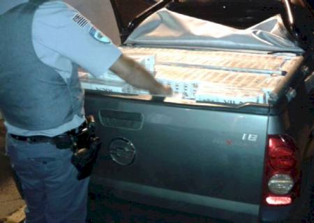 PMR encontra carro recheado de cigarros