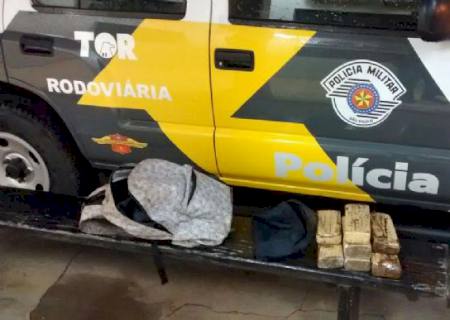 PMR flagra jovem em ônibus com maconha