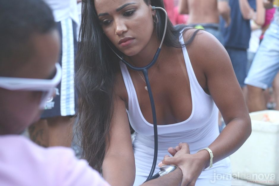 Enfermeira gata parou o carnaval fora de época em São Paulo