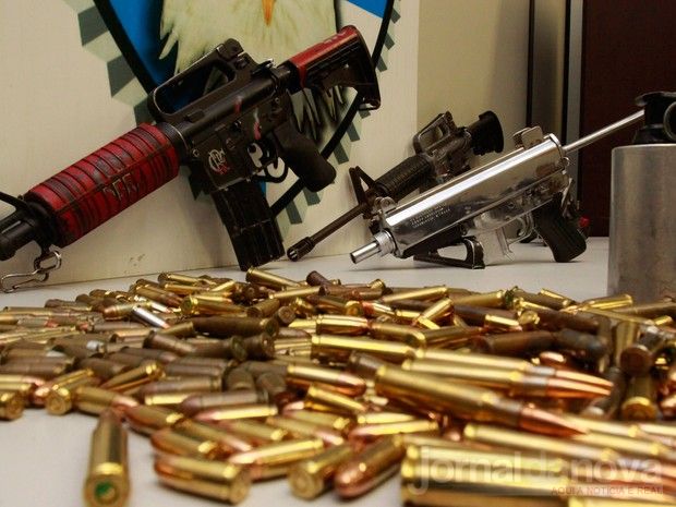 Fuzis e munição são apreendidos em casa usada por milícia no Rio