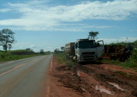 Empresário de Ivinhema é multado por retirar aterro ilegalmente da margem da MS-276