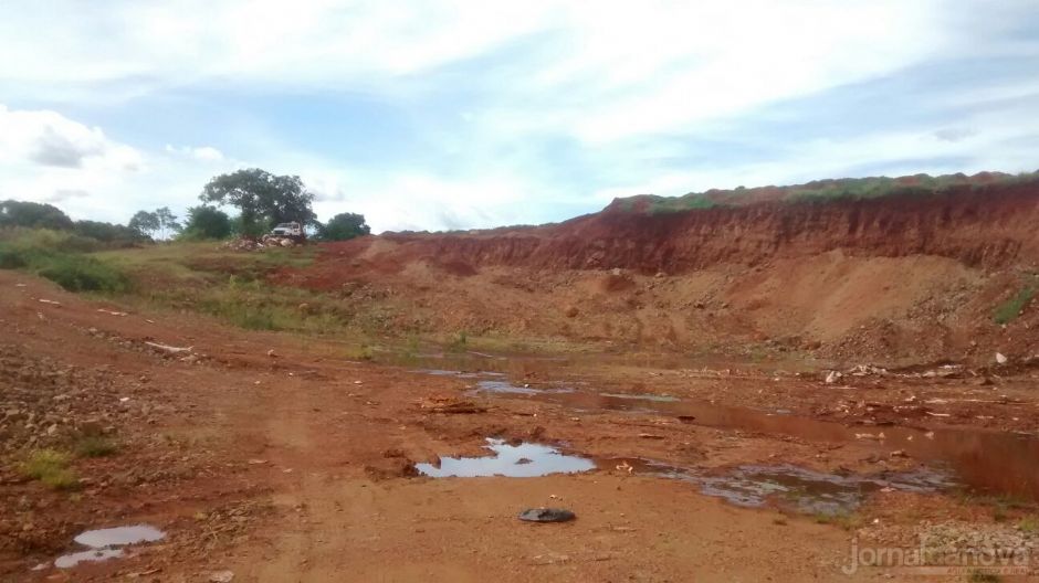 PMA autua dono de chácara por funcionar área de lixão