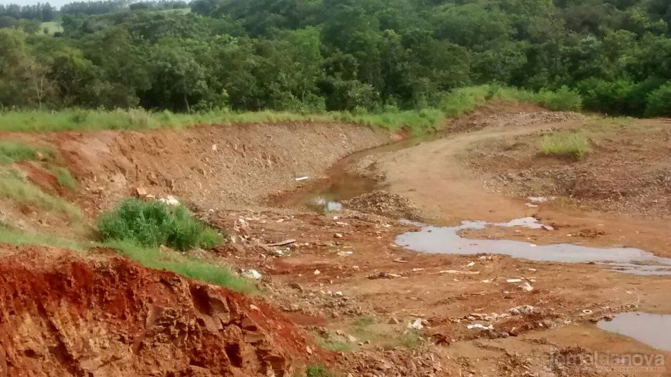 PMA autua dono de chácara por funcionar área de lixão