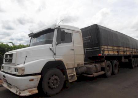 PMA apreende carreta com carga de madeira ilegal