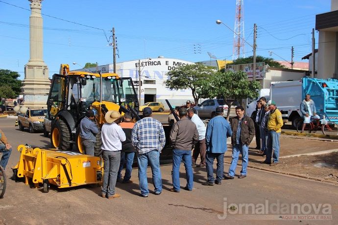 Novos equipamentos auxiliarão na limpeza das ruas de Anaurilândia e do Quebracho