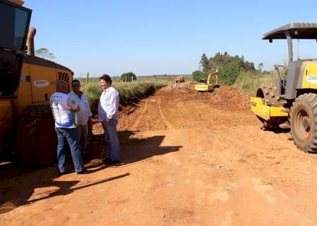 Prefeitura de Anaurilândia inicia obra para acabar com erosão em estrada