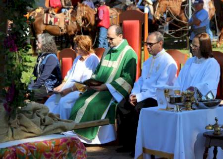 Missa e desfile dos cavaleiros marcaram o domingo em Anaurilândia