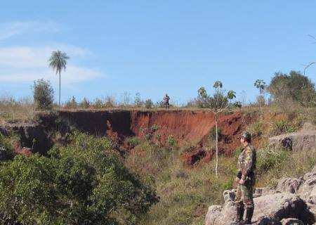 PMA autua fazendeira por erosões e destruir matas ciliares de córrego