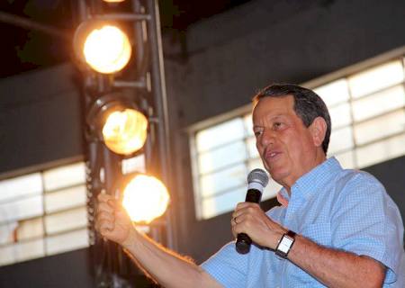 Justiça de SP suspende passaporte diplomático do pastor R. R. Soares