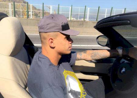 MC Maneirinho fatura R$ 350 mil por mês em shows de funk ''proibidão''