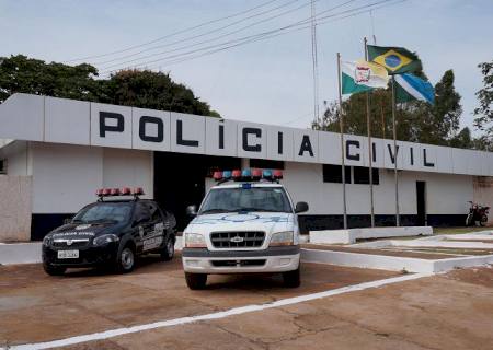 Assaltantes saltam de moto, algemam vítimas e fogem com veículo