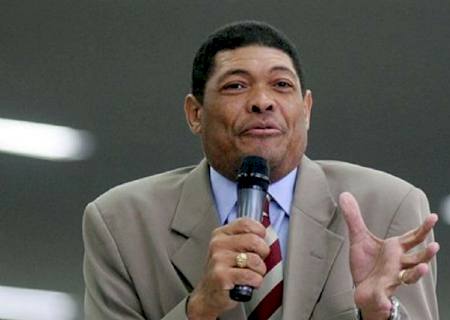 Valdemiro Santiago é esfaqueado em culto