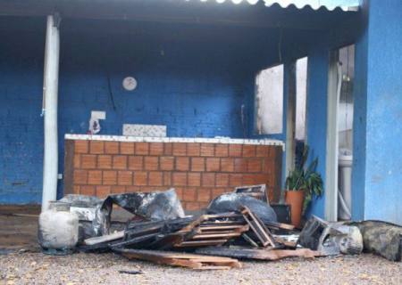 Lava jato onde adolescente foi ferido é incendiado durante a madrugada