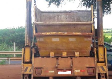 Empresário é multado por lançamento de caçambas de entulho em local inadequado